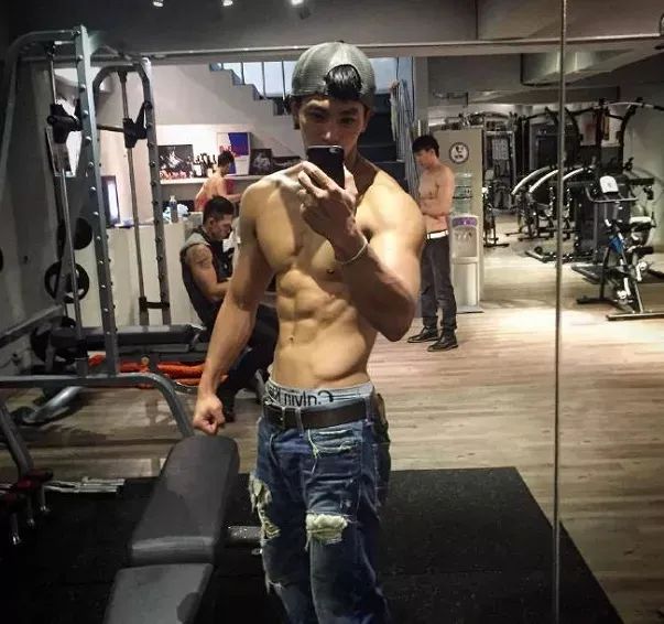 卖韭菜盒子的肌肉男露内裤边秀人鱼线火了 - 51虹马