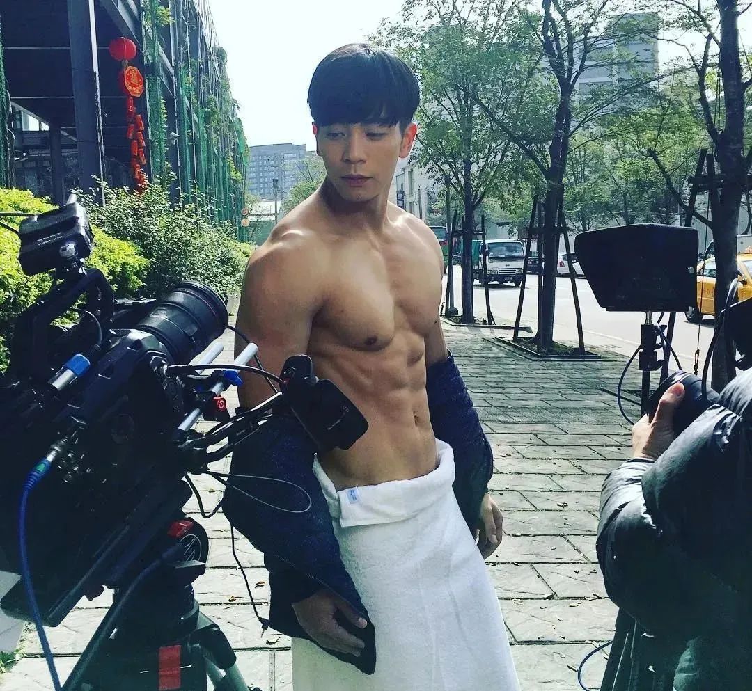 卖韭菜盒子的肌肉男露内裤边秀人鱼线火了 - 51虹马