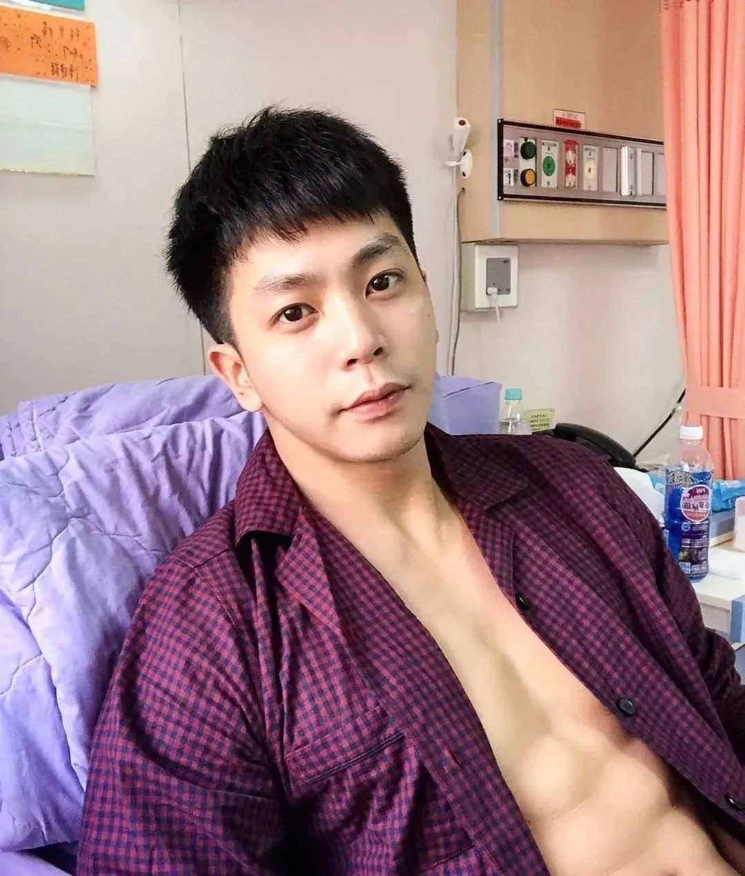 卖韭菜盒子的肌肉男露内裤边秀人鱼线火了 - 51虹马