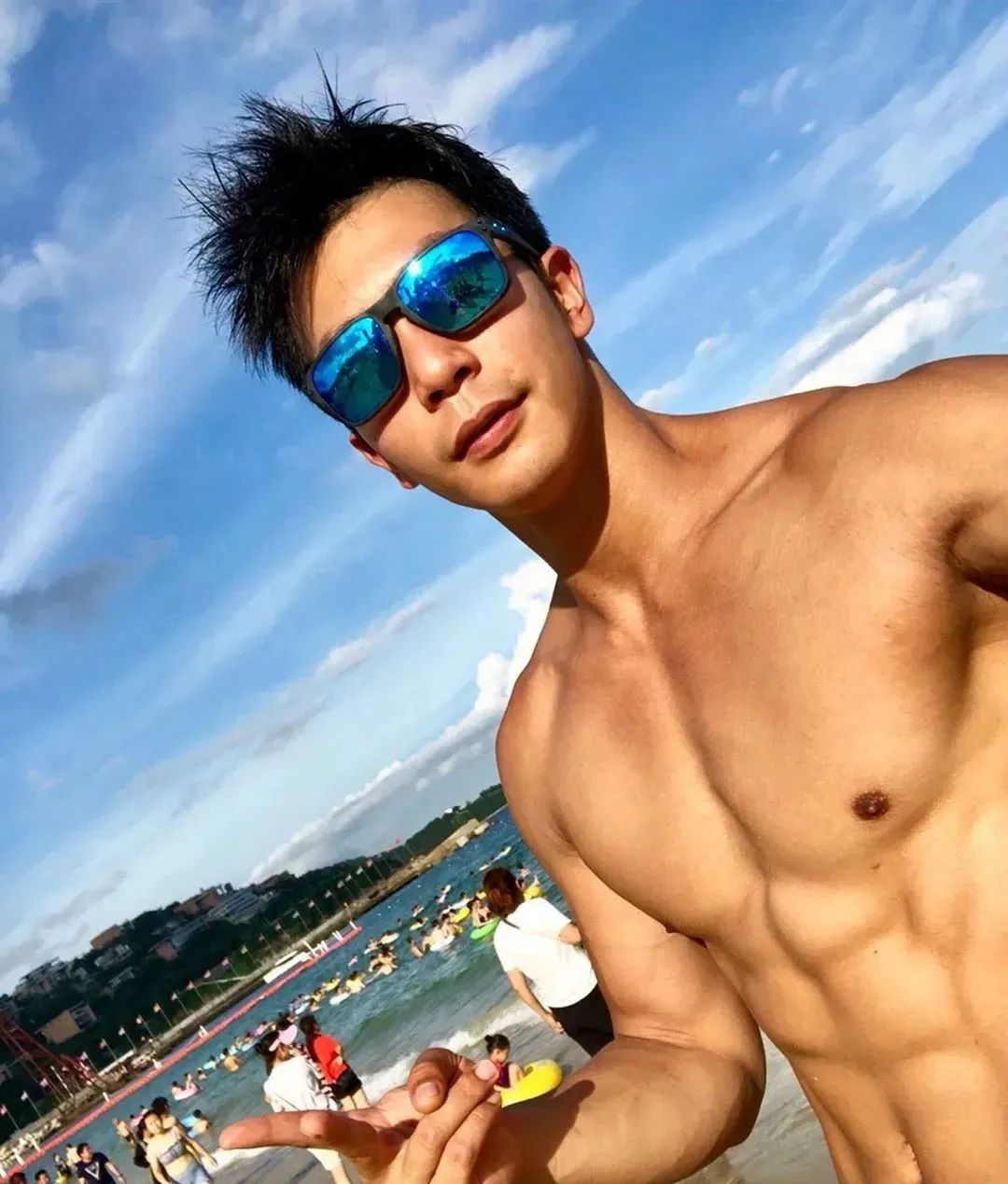 卖韭菜盒子的肌肉男露内裤边秀人鱼线火了 - 51虹马