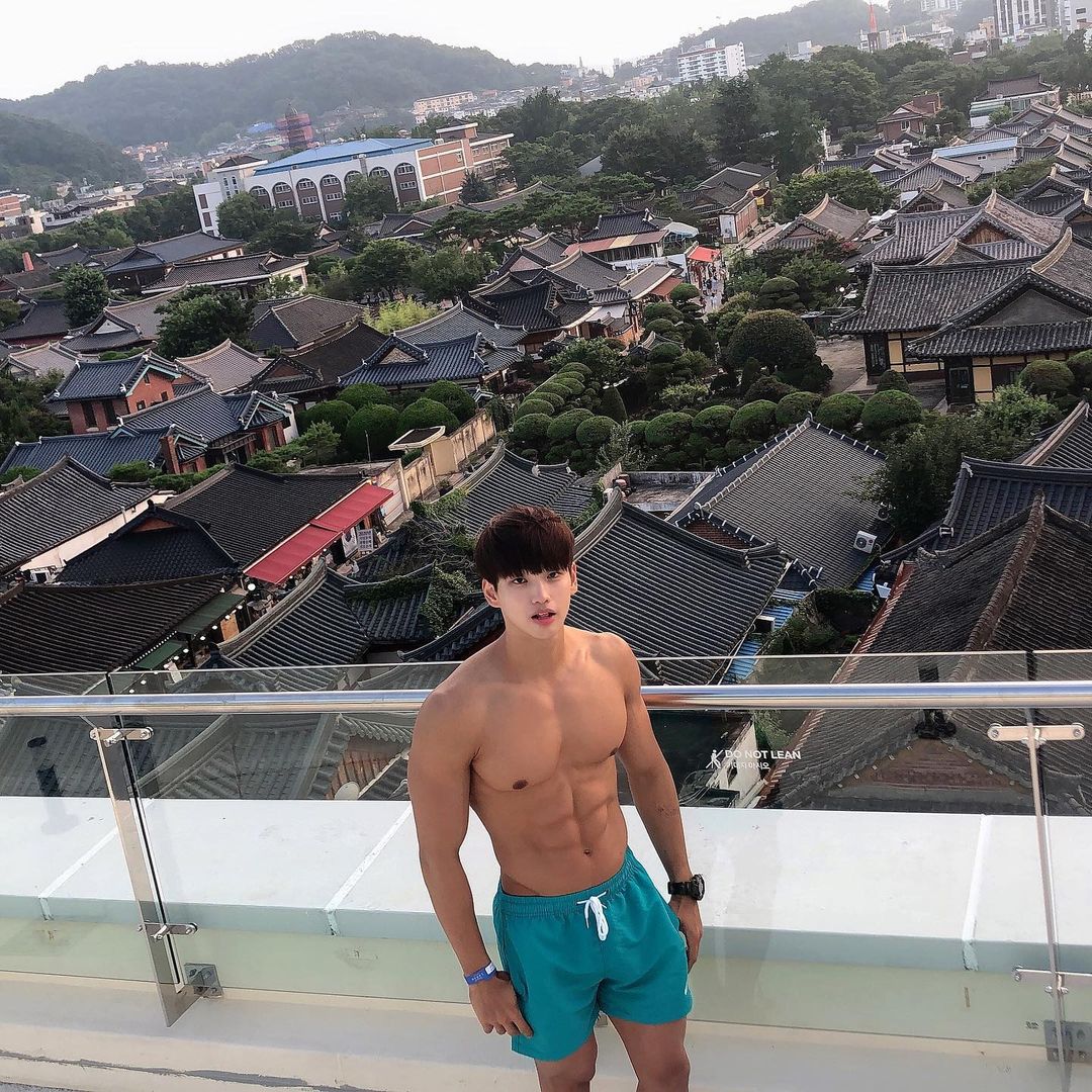 让你一「剑」钟情的肌肉剑士 竟是个抖 M 猫奴：金艺贤 - 51虹马