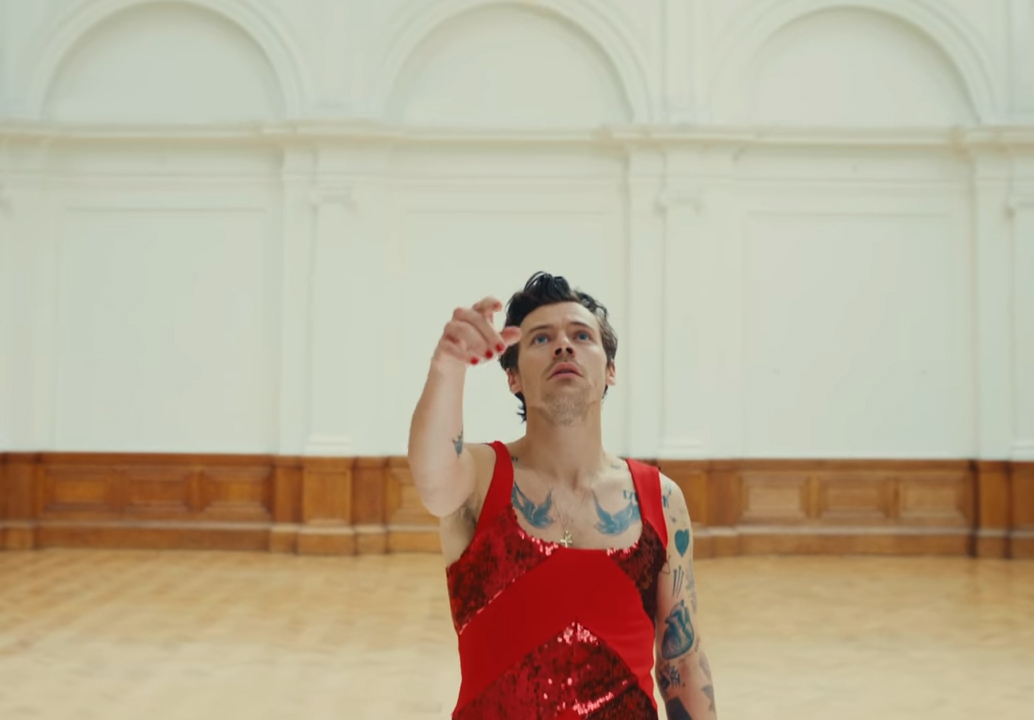 Harry Styles 主演同志電影《My Policeman》 大方分享:「我有露屁屁啦!」 - 51虹马 Harry Styles 主演同志電影《My Policeman》 大方分享:「我有露屁屁啦!」 - 51虹马