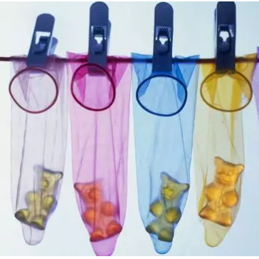 《与爱同屋》男孩还是处男，并听说谁能帮他坠入爱河，便帮谁支付一年的房租-51虹马