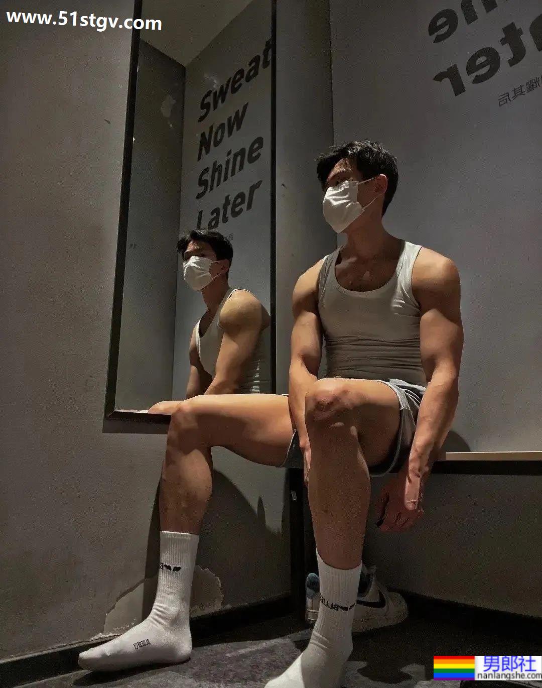 试衣间里，黑皮体育生，各种姿势 - 51虹马