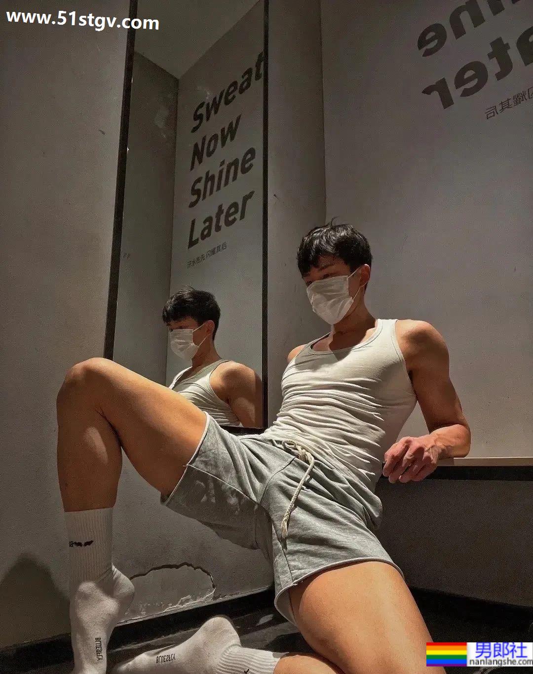 试衣间里，黑皮体育生，各种姿势 - 51虹马