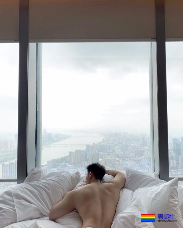 型男小哥哥，身材和颜值都很耐看 - 51虹马