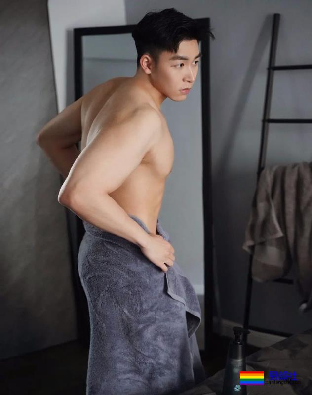 型男小哥哥，身材和颜值都很耐看 - 51虹马