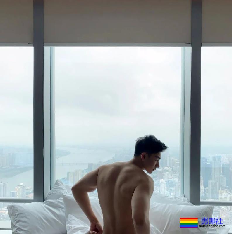 型男小哥哥，身材和颜值都很耐看 - 51虹马