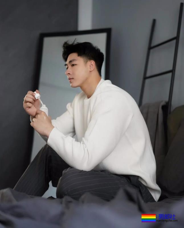 型男小哥哥，身材和颜值都很耐看 - 51虹马