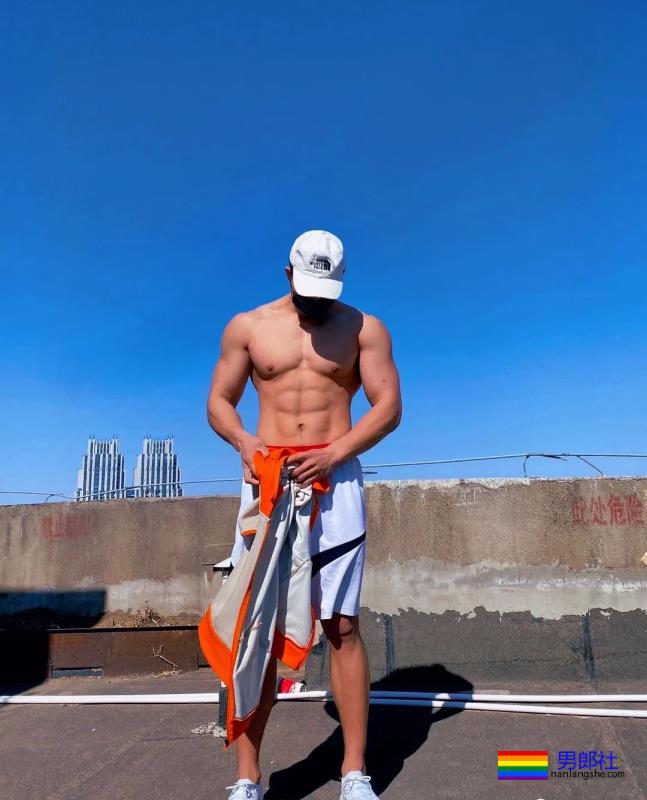 型男小哥哥，身材和颜值都很耐看 - 51虹马