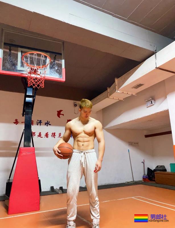 型男小哥哥，身材和颜值都很耐看 - 51虹马