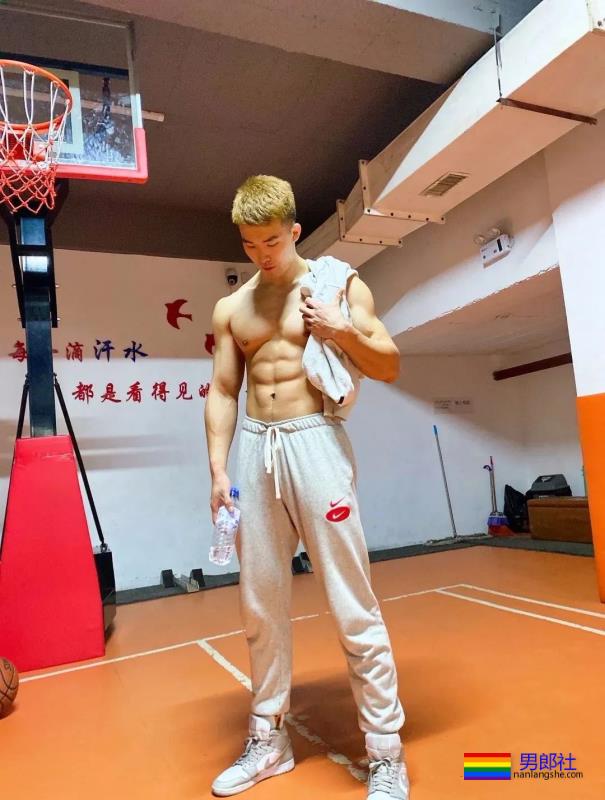 型男小哥哥，身材和颜值都很耐看 - 51虹马