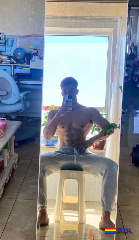 型男小哥哥，身材和颜值都很耐看 - 51虹马