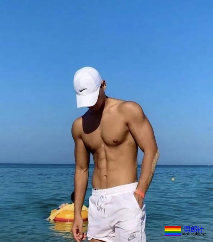 海边偶遇的运动小哥，黝黑的大长腿，太性感-51虹马