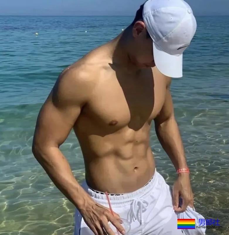 海边偶遇的运动小哥，黝黑的大长腿，太性感 - 51虹马