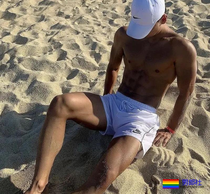 海边偶遇的运动小哥，黝黑的大长腿，太性感 - 51虹马