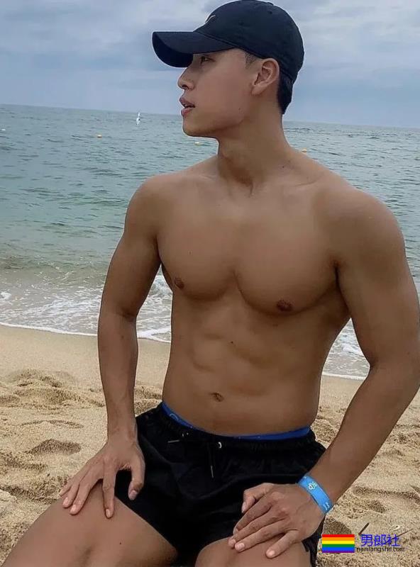 海边偶遇的运动小哥，黝黑的大长腿，太性感 - 51虹马