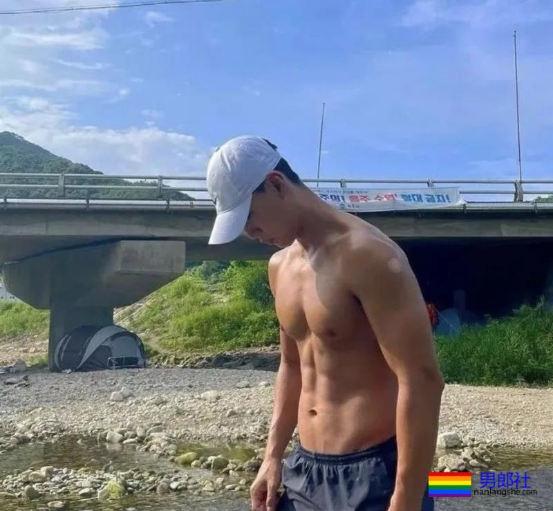 海边偶遇的运动小哥，黝黑的大长腿，太性感 - 51虹马