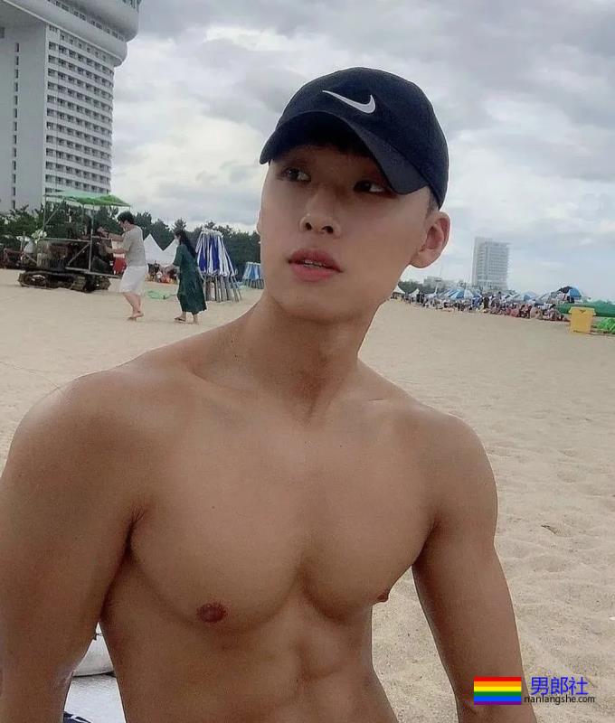 海边偶遇的运动小哥，黝黑的大长腿，太性感 - 51虹马