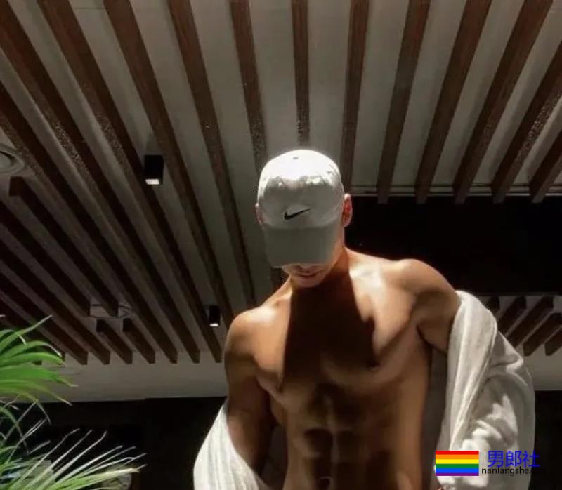 海边偶遇的运动小哥，黝黑的大长腿，太性感 - 51虹马