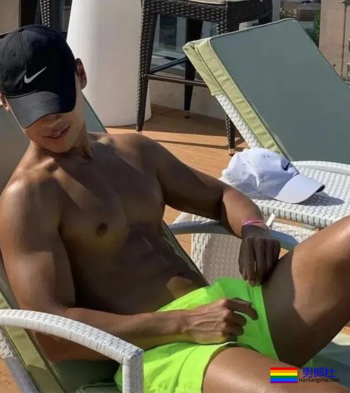 海边偶遇的运动小哥，黝黑的大长腿，太性感 - 51虹马