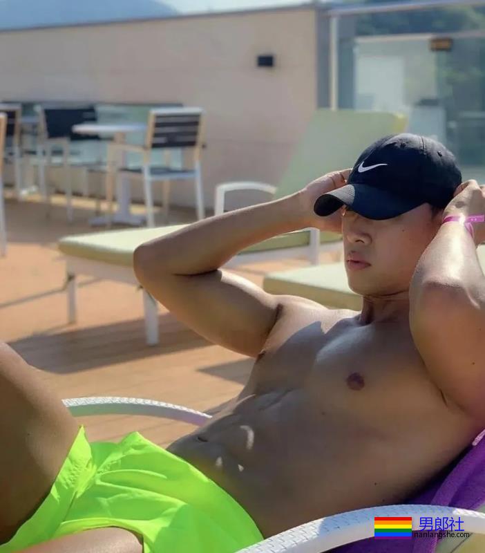 海边偶遇的运动小哥，黝黑的大长腿，太性感 - 51虹马