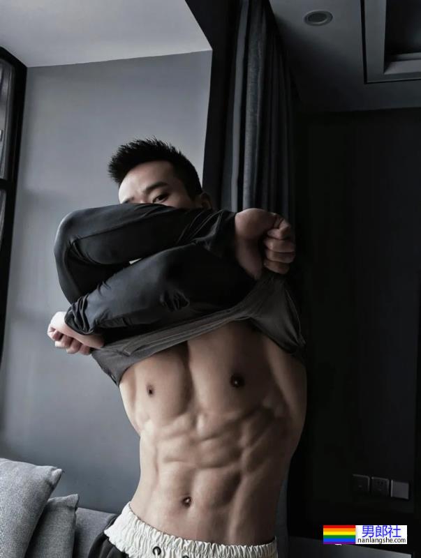 宁波这位健身教练扒到了，胸肌练得太大了 - 51虹马