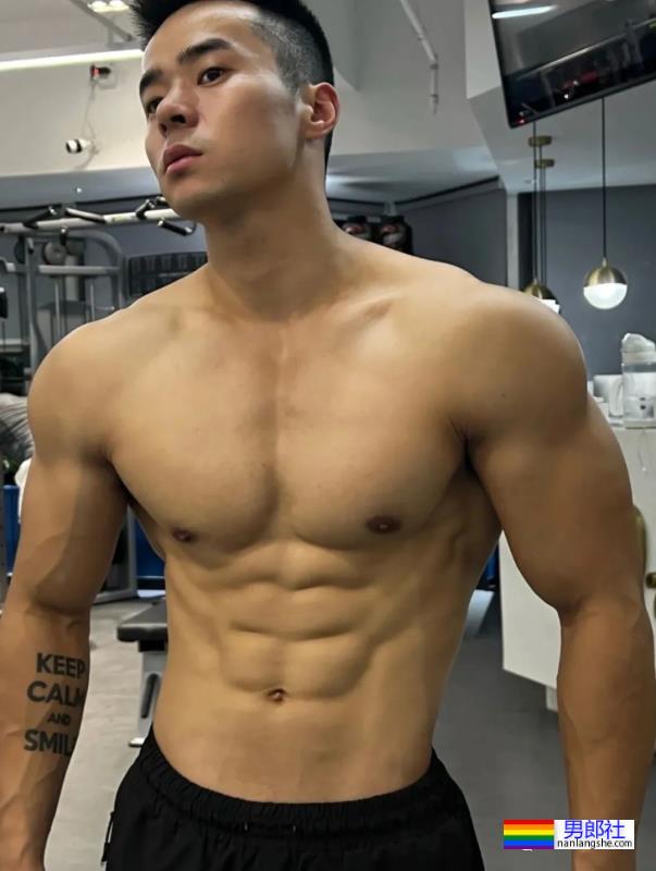 宁波这位健身教练扒到了，胸肌练得太大了 - 51虹马