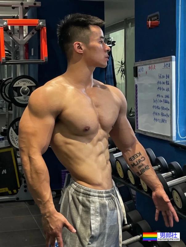 宁波这位健身教练扒到了，胸肌练得太大了 - 51虹马