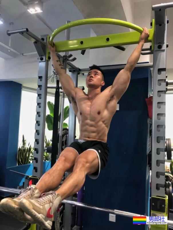 宁波这位健身教练扒到了，胸肌练得太大了 - 51虹马