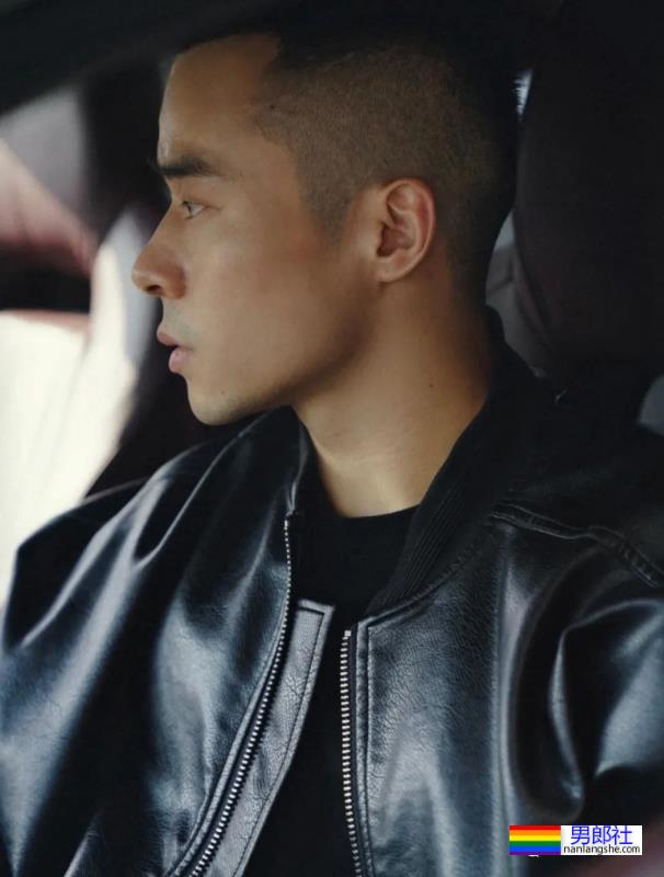 宁波这位健身教练扒到了,胸肌练得太大了 - 51虹马 宁波这位健身教练扒到了,胸肌练得太大了 - 51虹马