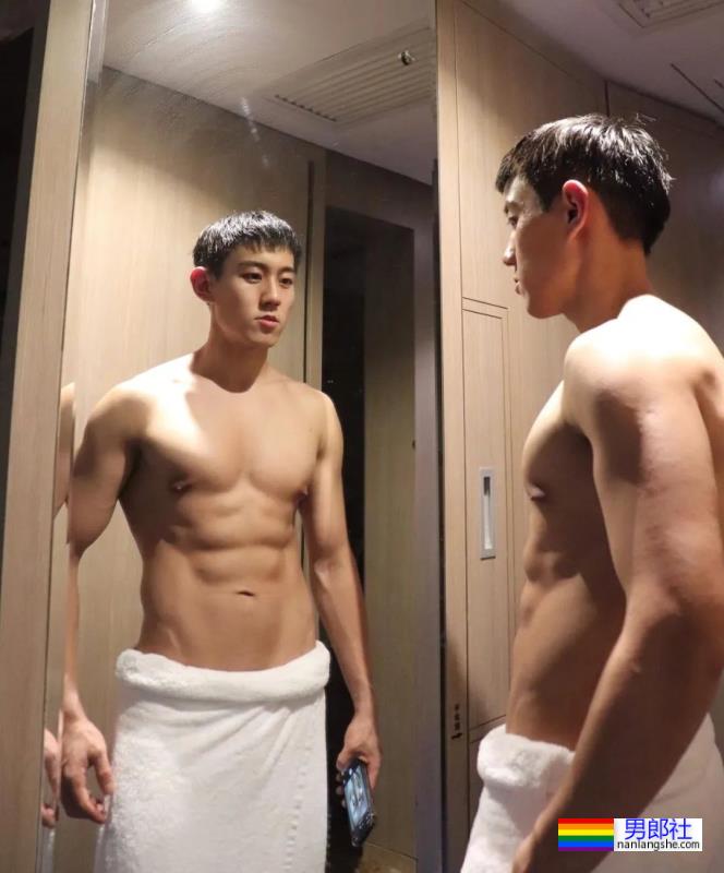 喜欢在酒店围浴巾自拍的网红肌肉男 - 51虹马