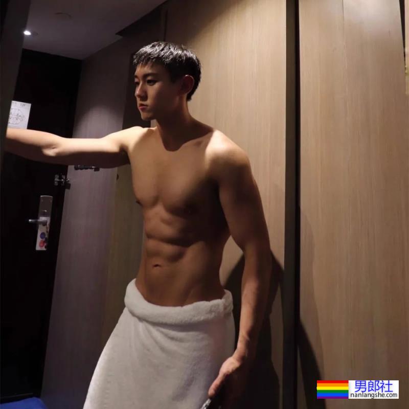 喜欢在酒店围浴巾自拍的网红肌肉男 - 51虹马