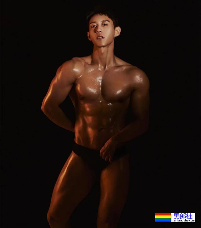 喜欢在酒店围浴巾自拍的网红肌肉男 - 51虹马