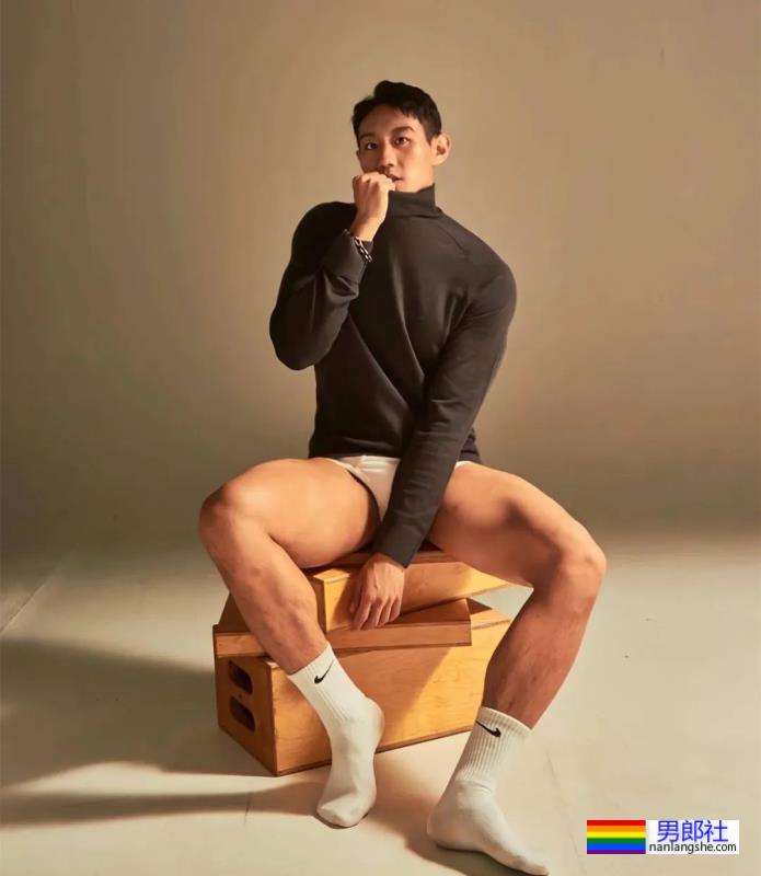 喜欢在酒店围浴巾自拍的网红肌肉男 - 51虹马