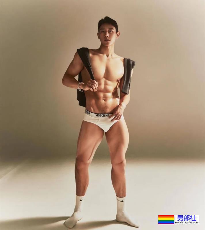 喜欢在酒店围浴巾自拍的网红肌肉男 - 51虹马