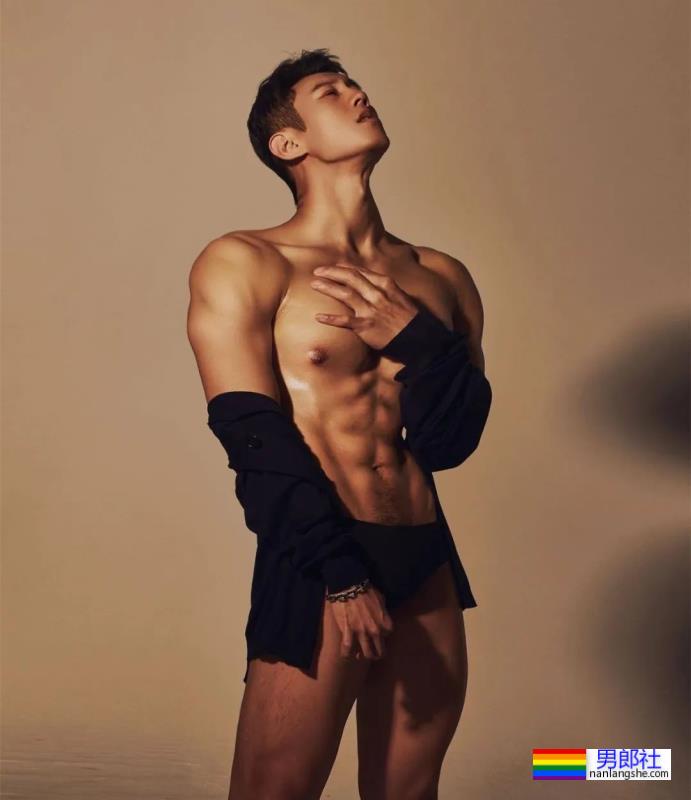 喜欢在酒店围浴巾自拍的网红肌肉男 - 51虹马