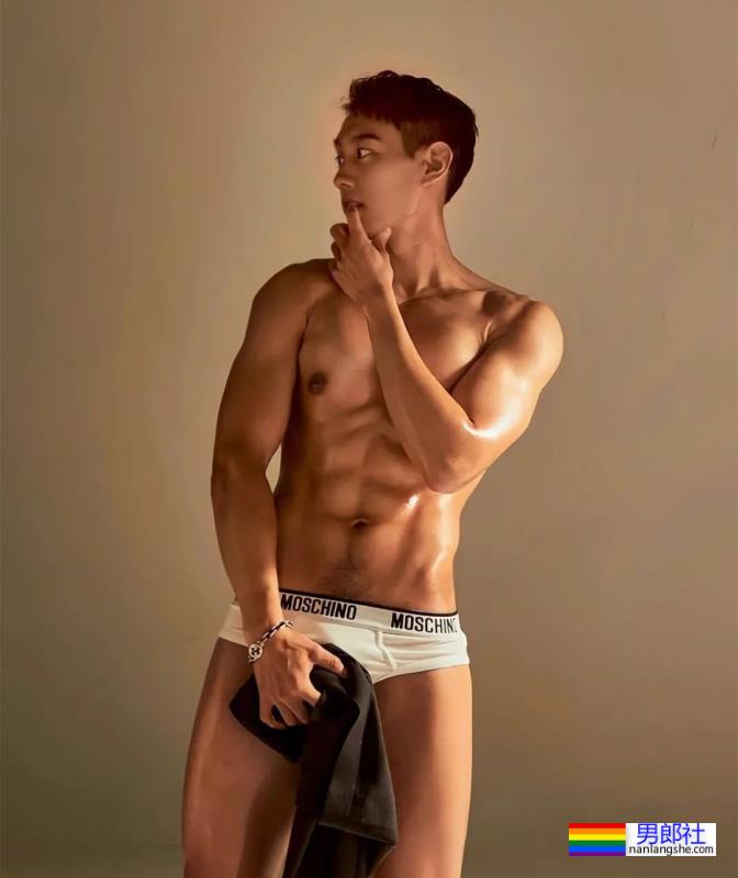 喜欢在酒店围浴巾自拍的网红肌肉男 - 51虹马