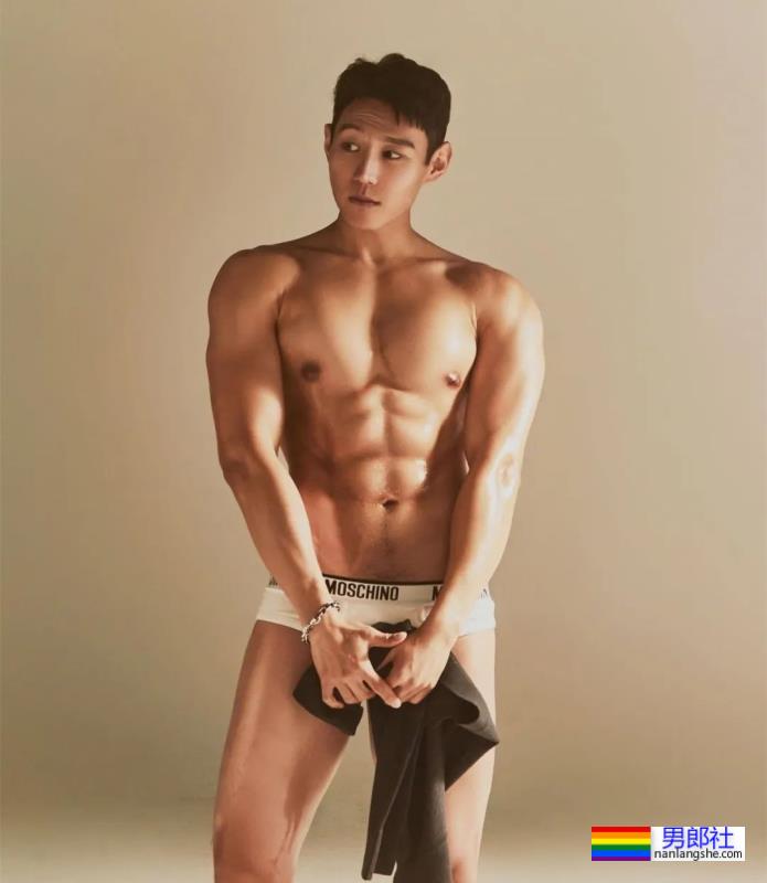 喜欢在酒店围浴巾自拍的网红肌肉男 - 51虹马