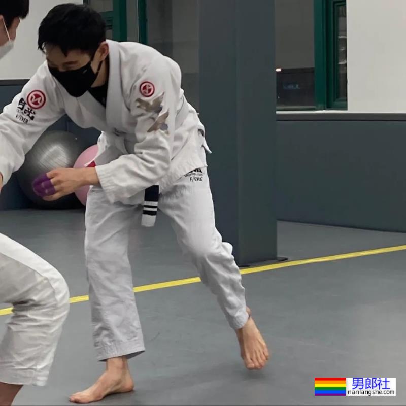 柔道小哥被拖去拍硬照写真,这身材也太可了吧! - 51虹马 柔道小哥被拖去拍硬照写真,这身材也太可了吧! - 51虹马