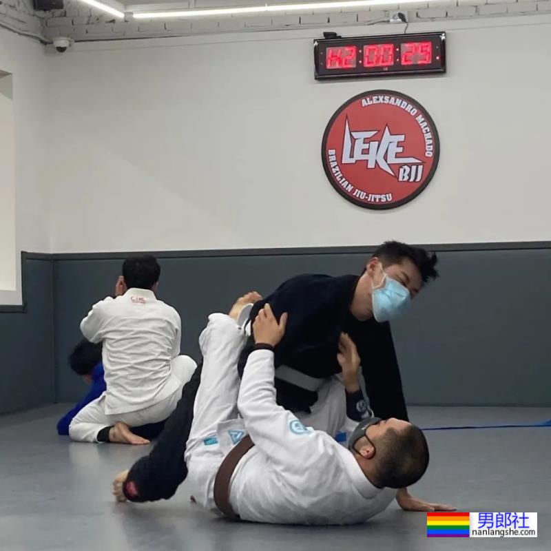 柔道小哥被拖去拍硬照写真,这身材也太可了吧! - 51虹马 柔道小哥被拖去拍硬照写真,这身材也太可了吧! - 51虹马