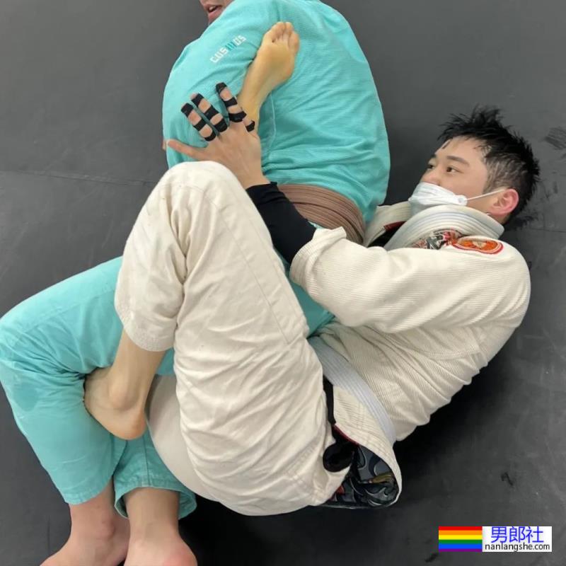 柔道小哥被拖去拍硬照写真,这身材也太可了吧! - 51虹马 柔道小哥被拖去拍硬照写真,这身材也太可了吧! - 51虹马