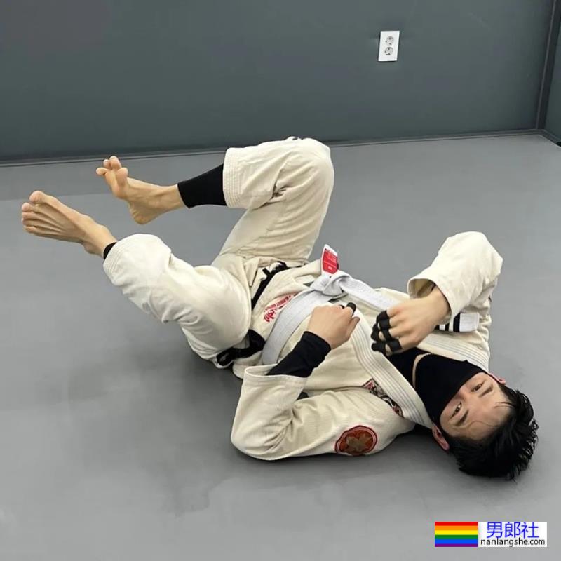 柔道小哥被拖去拍硬照写真,这身材也太可了吧! - 51虹马 柔道小哥被拖去拍硬照写真,这身材也太可了吧! - 51虹马