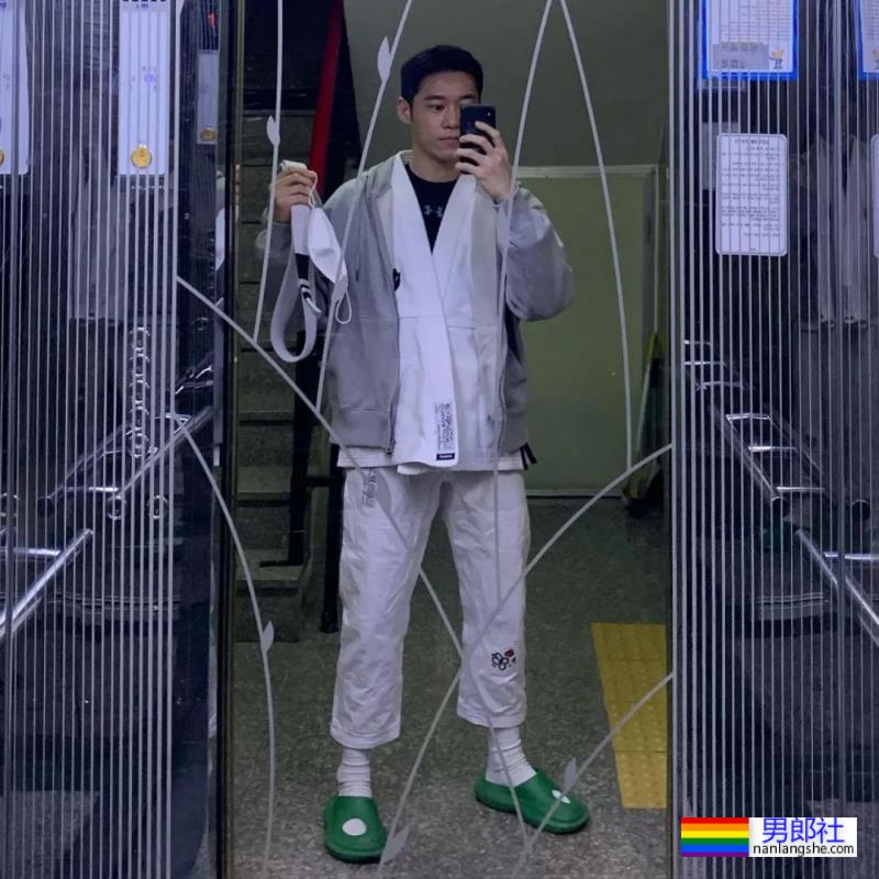 柔道小哥被拖去拍硬照写真,这身材也太可了吧! - 51虹马 柔道小哥被拖去拍硬照写真,这身材也太可了吧! - 51虹马