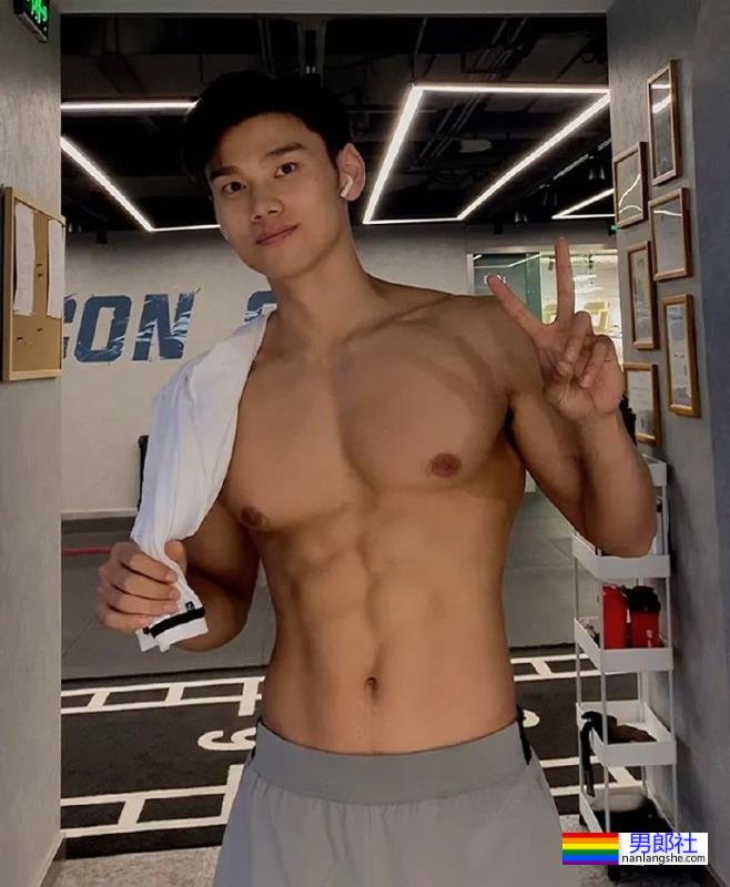 188cm泳裤男模火了，山东帅哥果然实力不凡！ - 51虹马