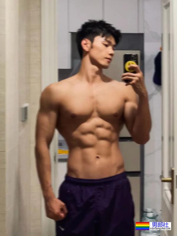 188cm泳裤男模火了，山东帅哥果然实力不凡！ - 51虹马