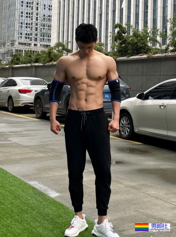 188cm泳裤男模火了，山东帅哥果然实力不凡！ - 51虹马