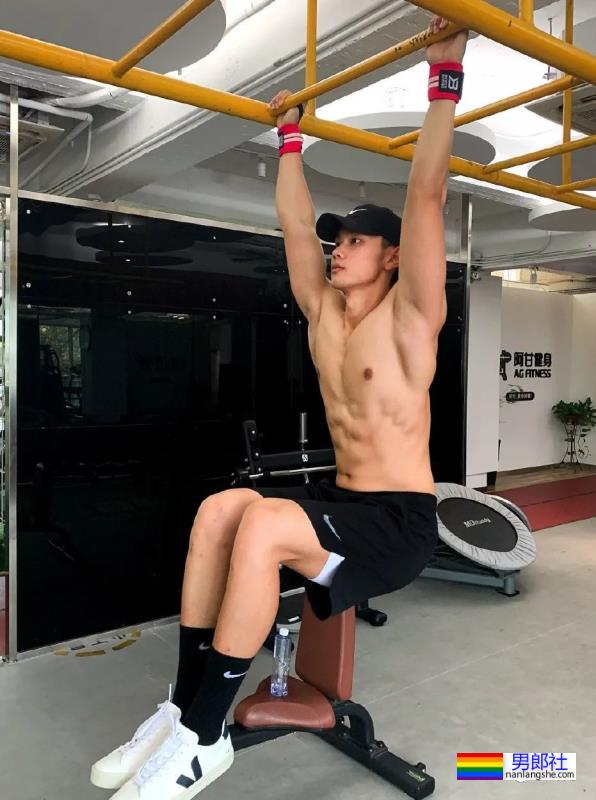 188cm泳裤男模火了，山东帅哥果然实力不凡！ - 51虹马