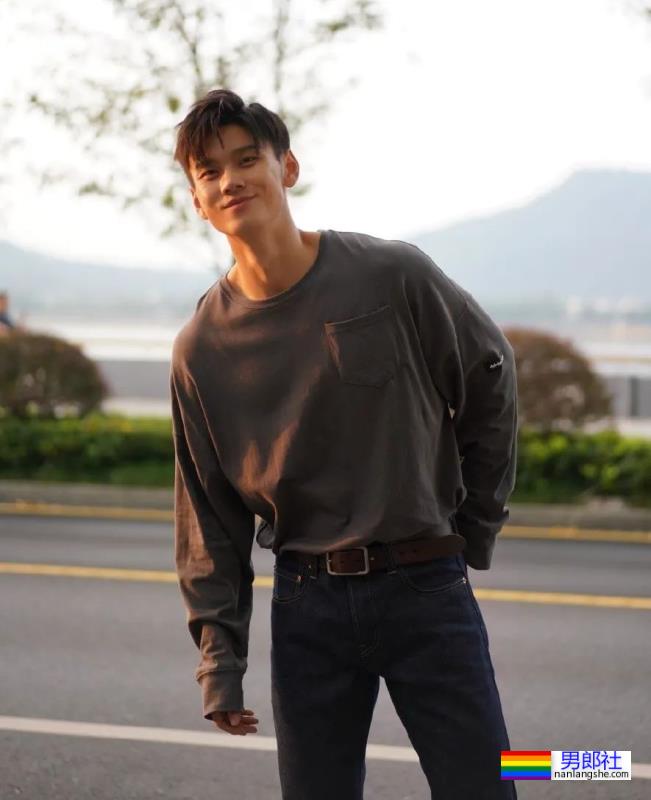 188cm泳裤男模火了，山东帅哥果然实力不凡！ - 51虹马