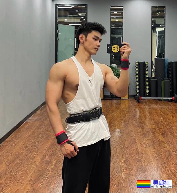 188cm泳裤男模火了，山东帅哥果然实力不凡！ - 51虹马